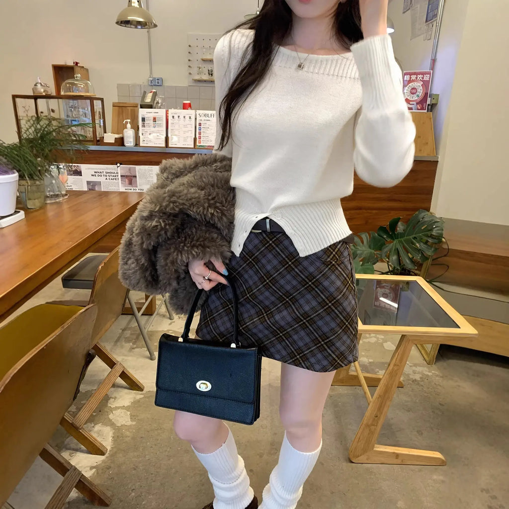 Chic  Fitted Buttoned Slim-Fit Knit Top for Women, Short Length, Long Sleeve eprolo